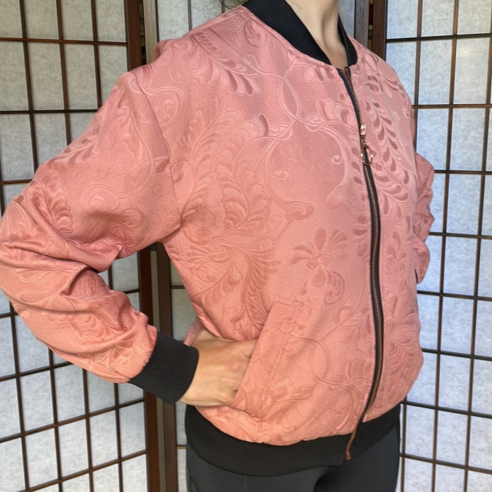 PRICED TO GO🚨 - NWOT patterned jacket. Video posted at end